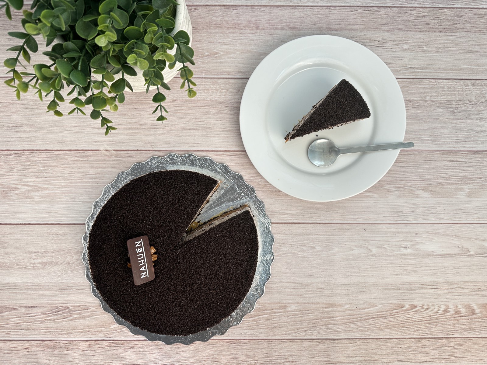 Chocotorta Nahuen con una porción servida en plato