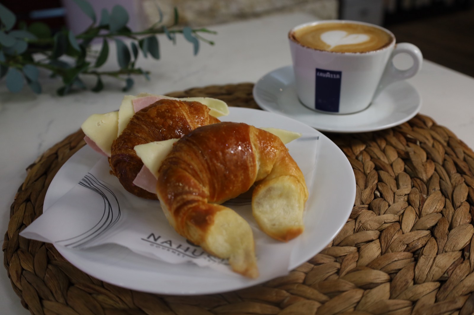 Medialunas y café servidos en Nahuen