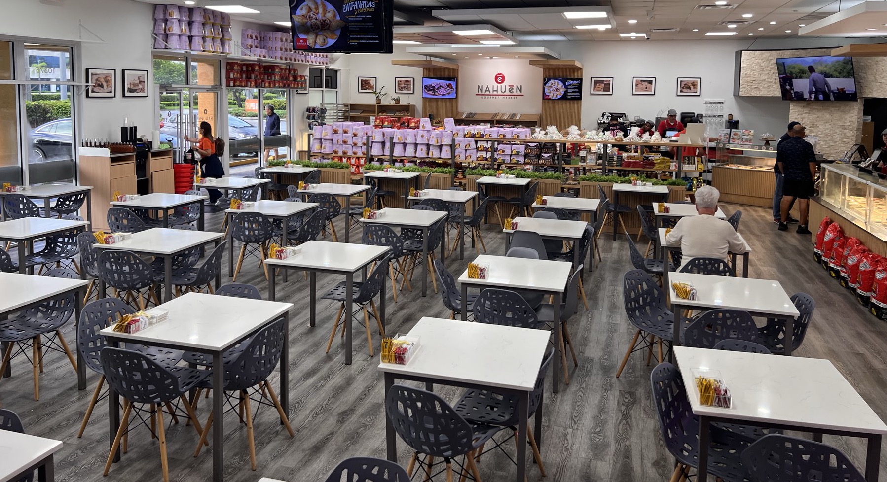 Salón de la sede Doral con sus mesas listas para recibir