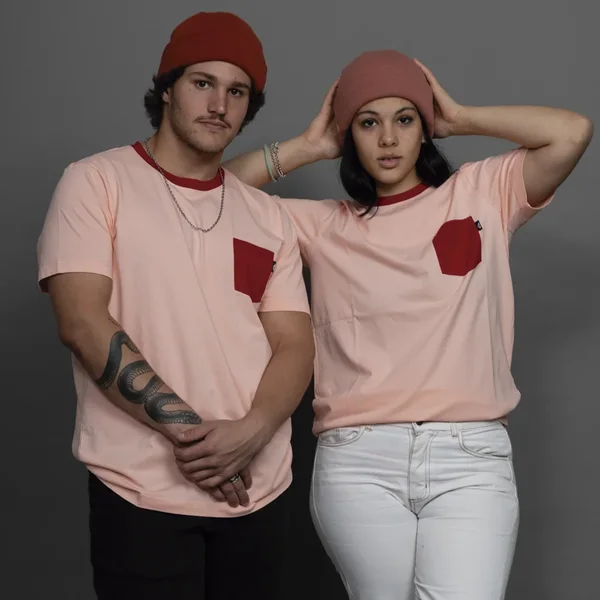 REMERA ROSA BOLSILLO ROJO