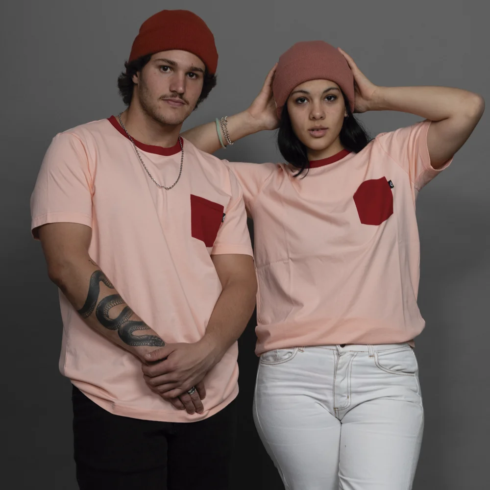 REMERA ROSA BOLSILLO ROJO
