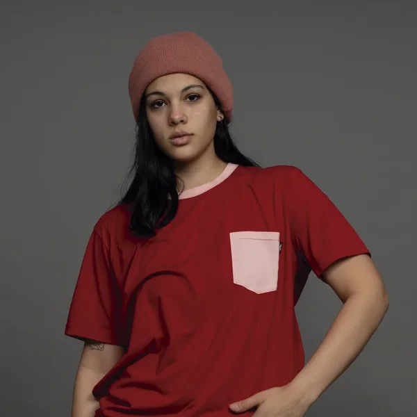REMERA ROJO BOLSILLO ROSA - Imagen 4
