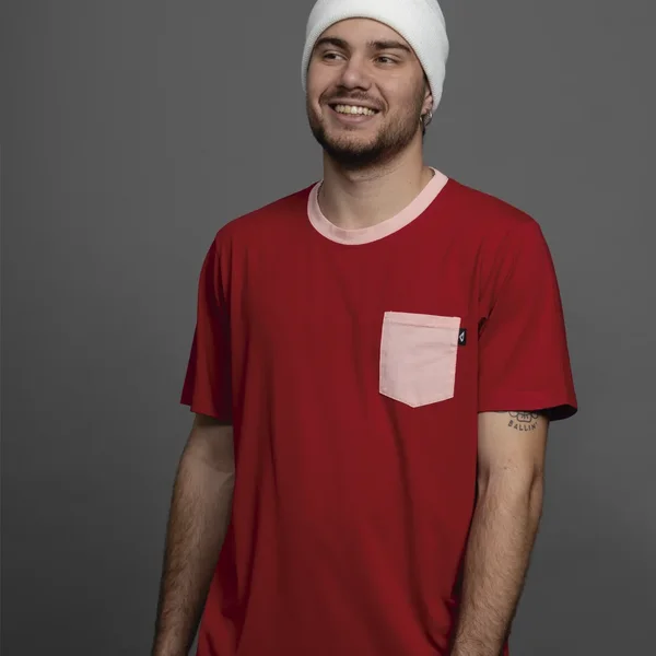 REMERA ROJO BOLSILLO ROSA - Imagen 2