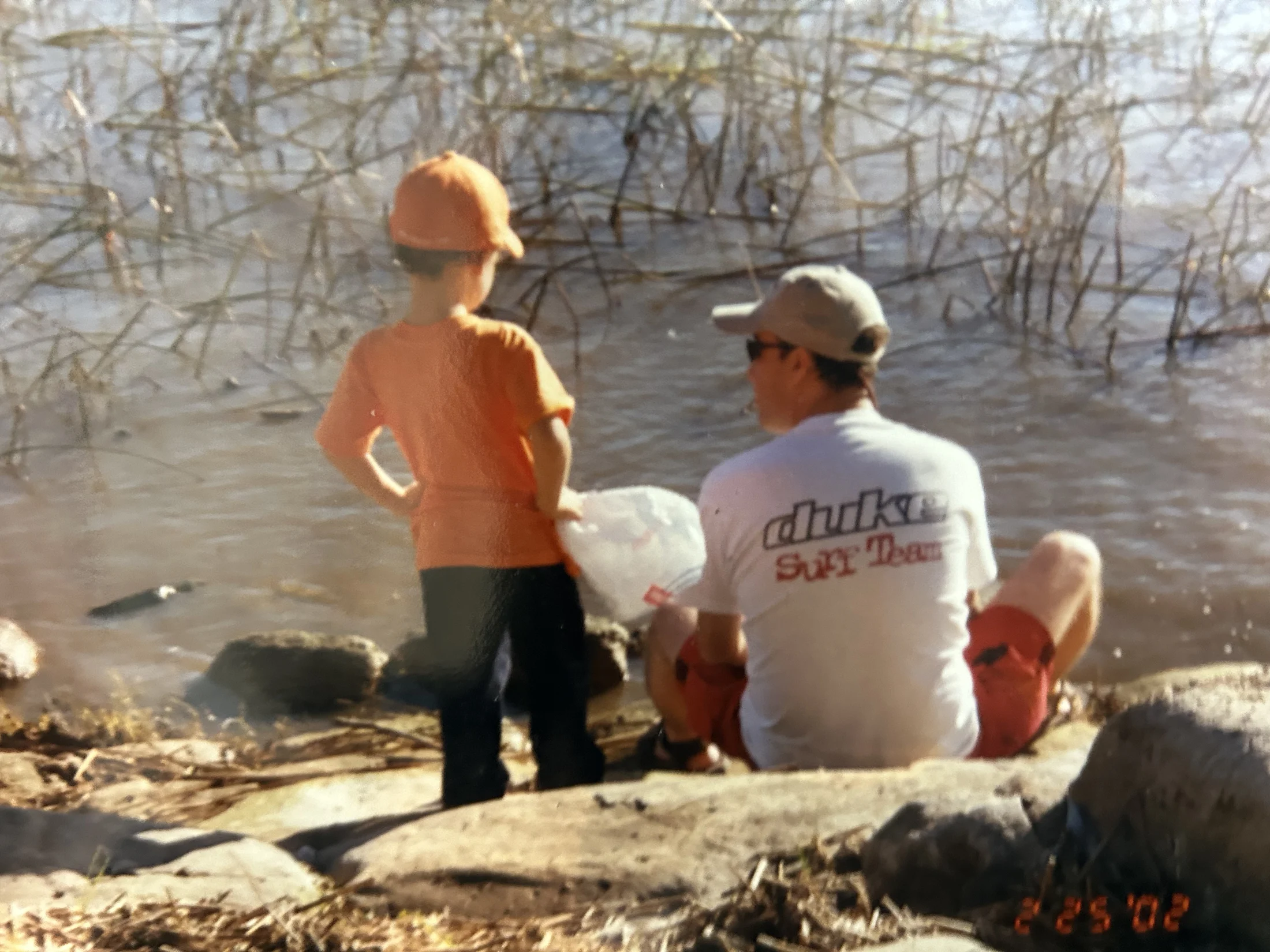 Una pausa junto al agua — archivo Duke