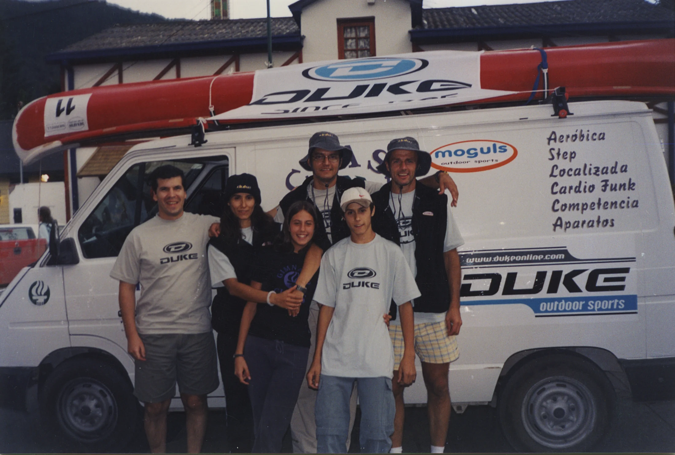 Equipo Duke junto a una camioneta