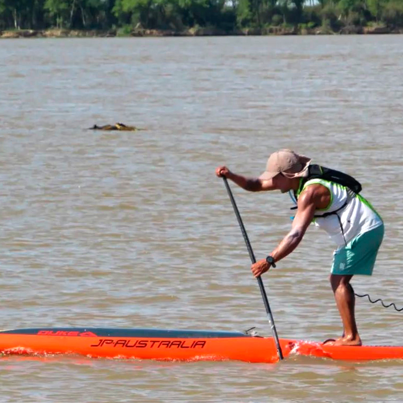 Cristian Almonacid durante una carrera de stand up paddle.
