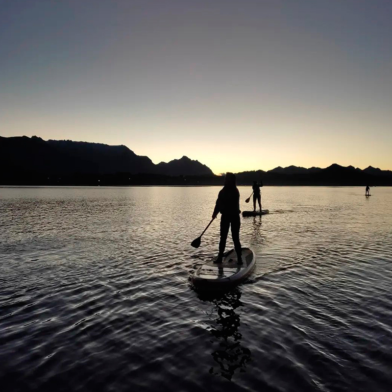 Cristian Almonacid remando al atardecer.