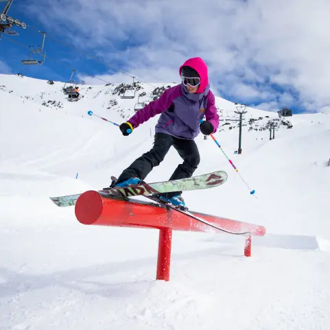 Justina Pastrana deslizándose sobre un módulo del snowpark.