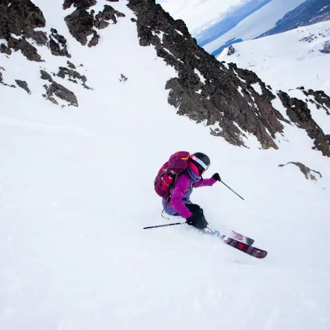 Justina Pastrana esquiando en una ladera nevada.