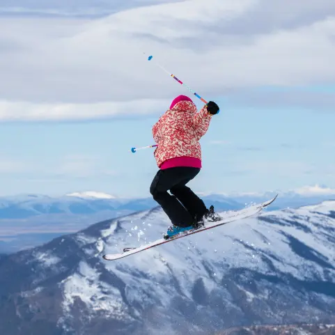 Justina Pastrana en un salto de ski.