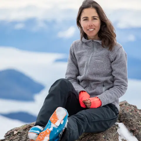 Retrato de Justina Pastrana con polar gris en la montaña.