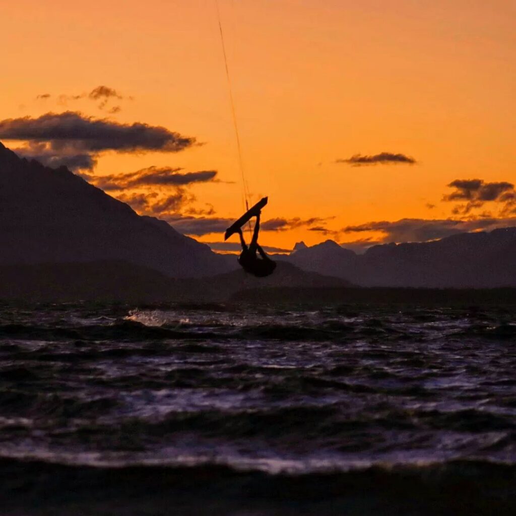 Lautaro Freeman practicando kitesurf al atardecer.