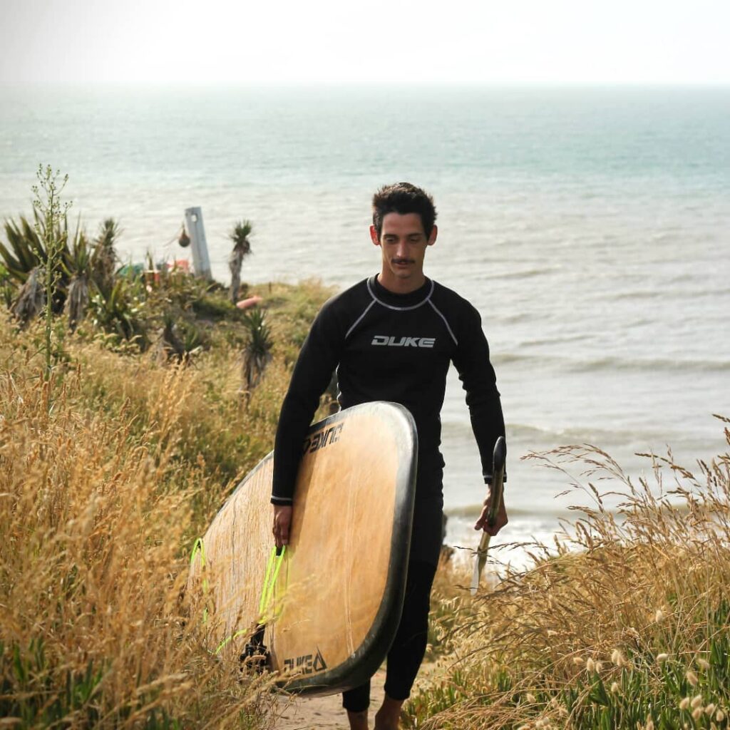 Lautaro Freeman con traje Duke y tabla de surf.