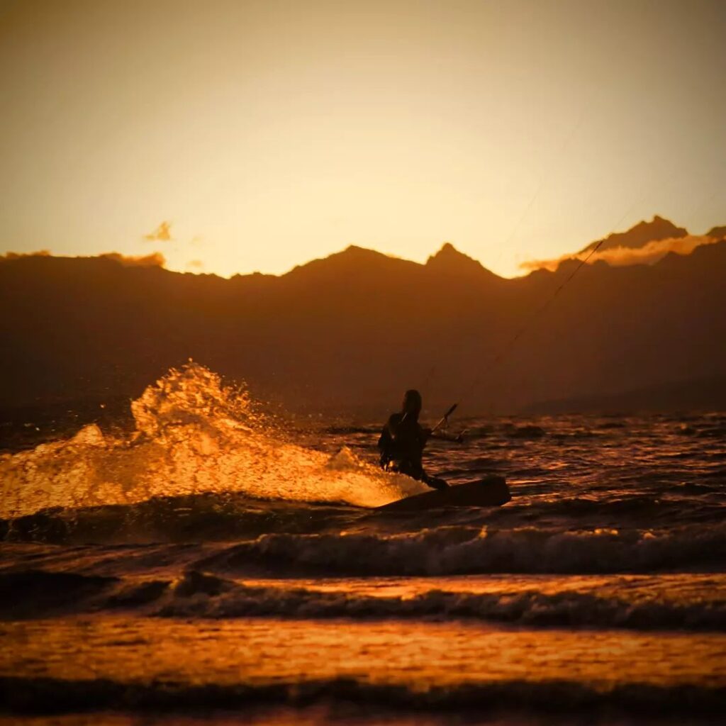 Lautaro Freeman sobre el agua al atardecer.