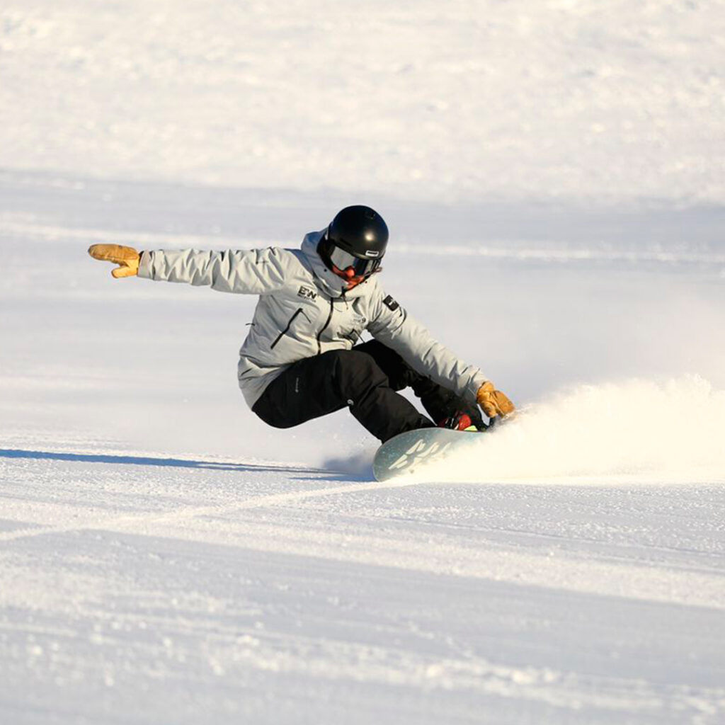 Manu Barragán trazando un giro en snowboard.