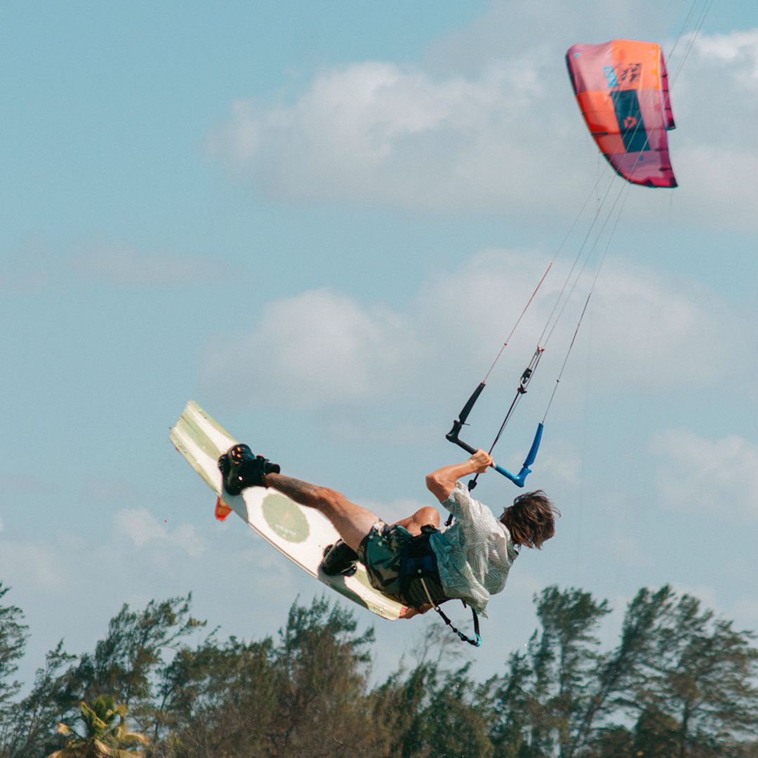 Manu Barragán en un salto de kitesurf.