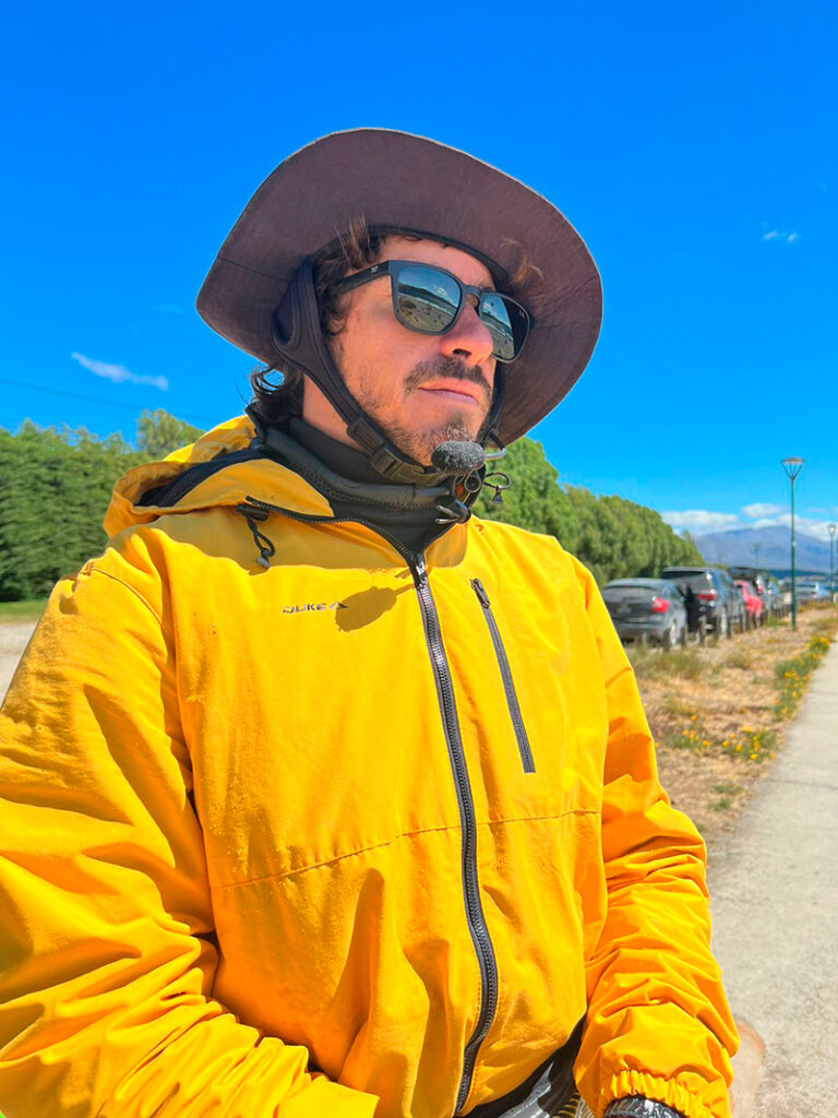 Manu Barragán con campera amarilla y sombrero.