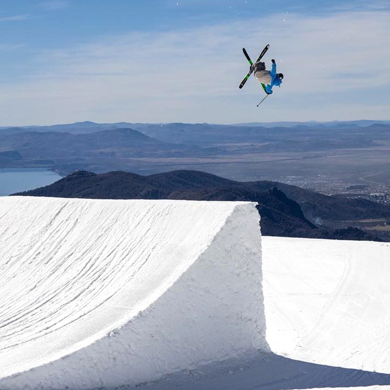 Nahuel Medrano en un salto sobre la nieve.