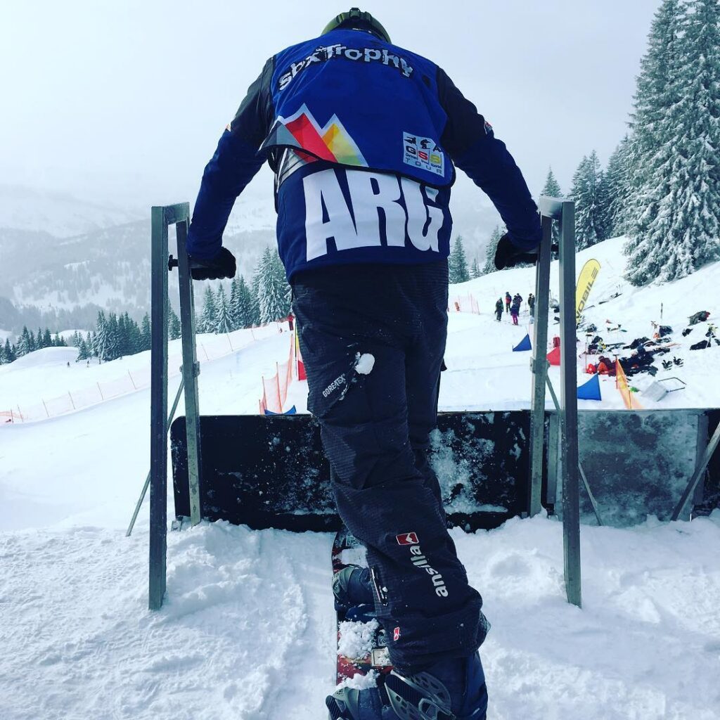 Nano Cataldi en la salida de una carrera de snowboard.