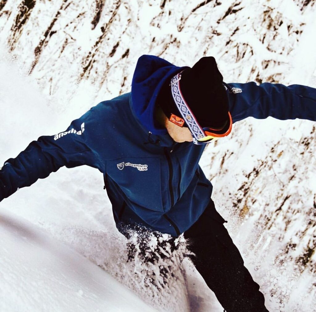 Nano Cataldi descendiendo por nieve polvo.