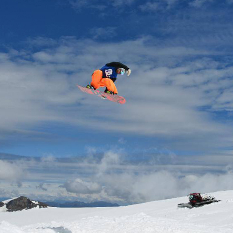Santi Gamen en una maniobra aérea de snowboard.