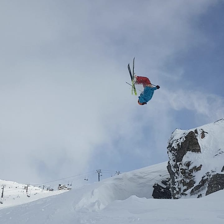 Silvestre Comesaña en un salto con la montaña al fondo.